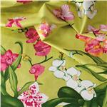 Orchidees in green table linens