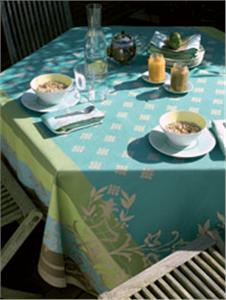 Recevoir in vert green table linens