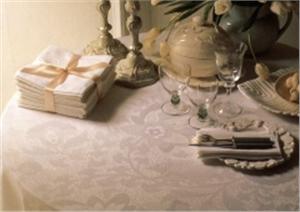 Deauville jacquard table linens in White